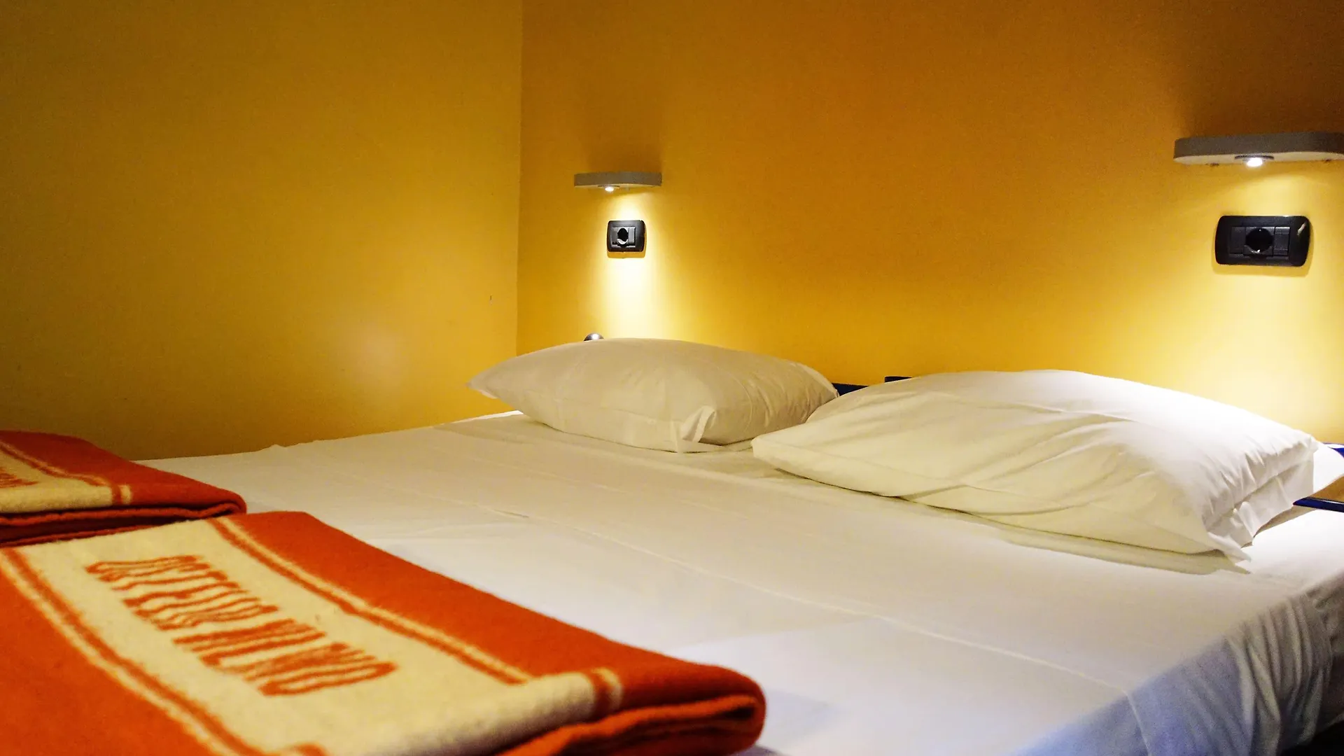 Hostel Ostello Aig Piero Rotta Milaan