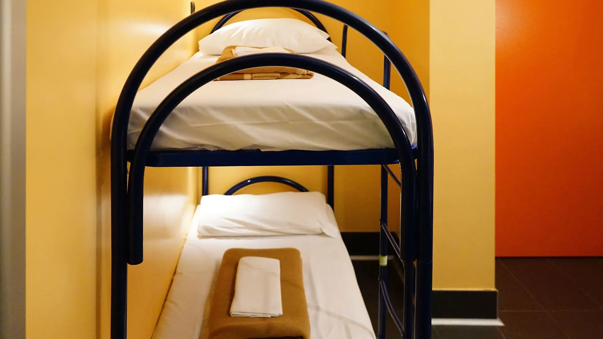 Hostel Ostello Aig Piero Rotta Milan Italy