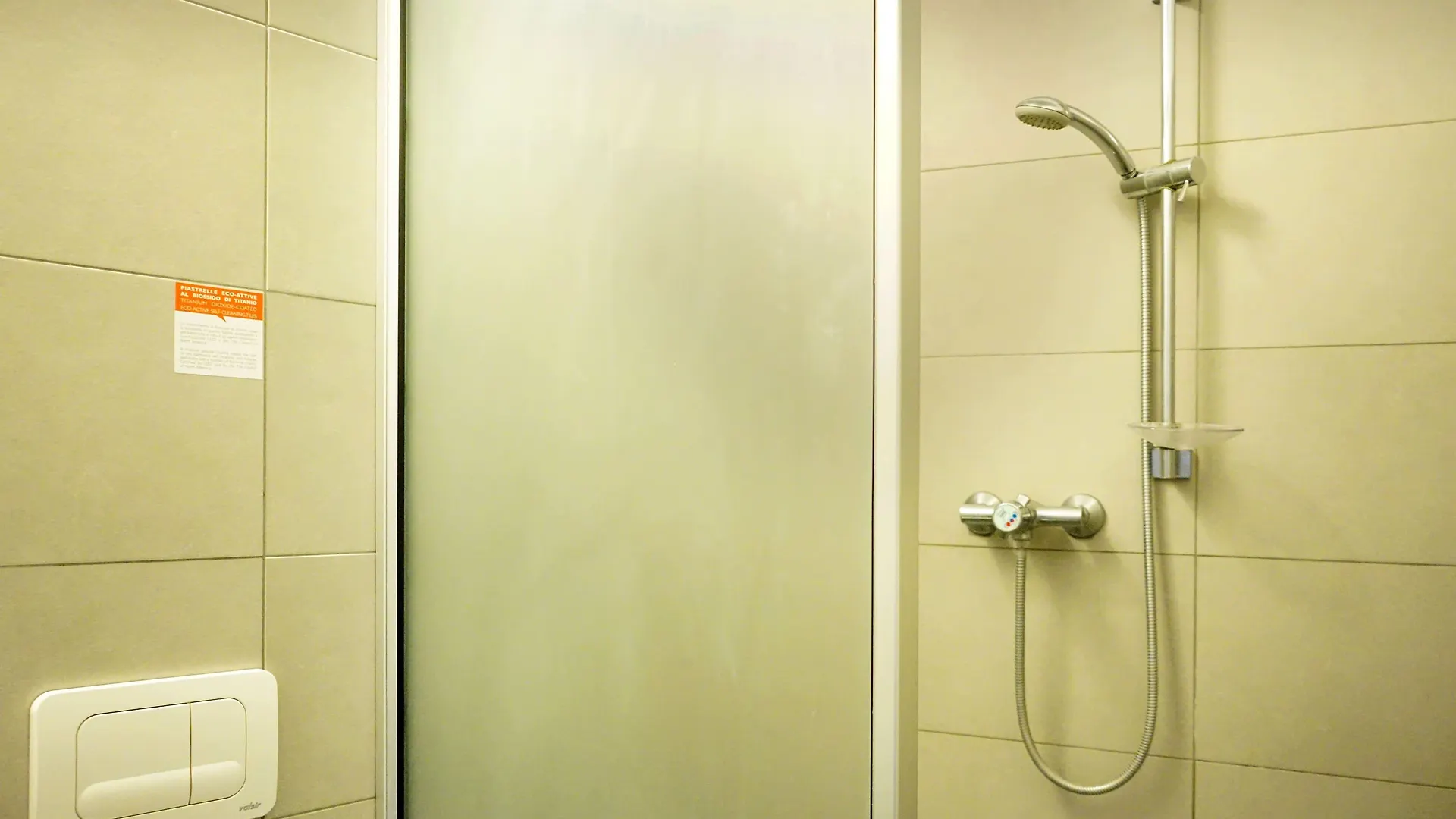 Hostel Ostello Aig Piero Rotta Milan Italy